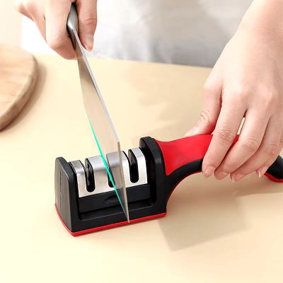 Aiguiseur de couteau - KnifeSharpener™ - Rouge - La P'tite Marmite